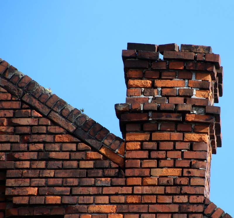 Signs Your Lincolnshire Home Needs a Chimney Inspection Damaged chimney on an Lincolnshire home showing cracks and missing mortar